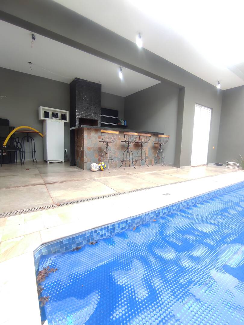 Casa à venda com 3 quartos, 220m² - Foto 2