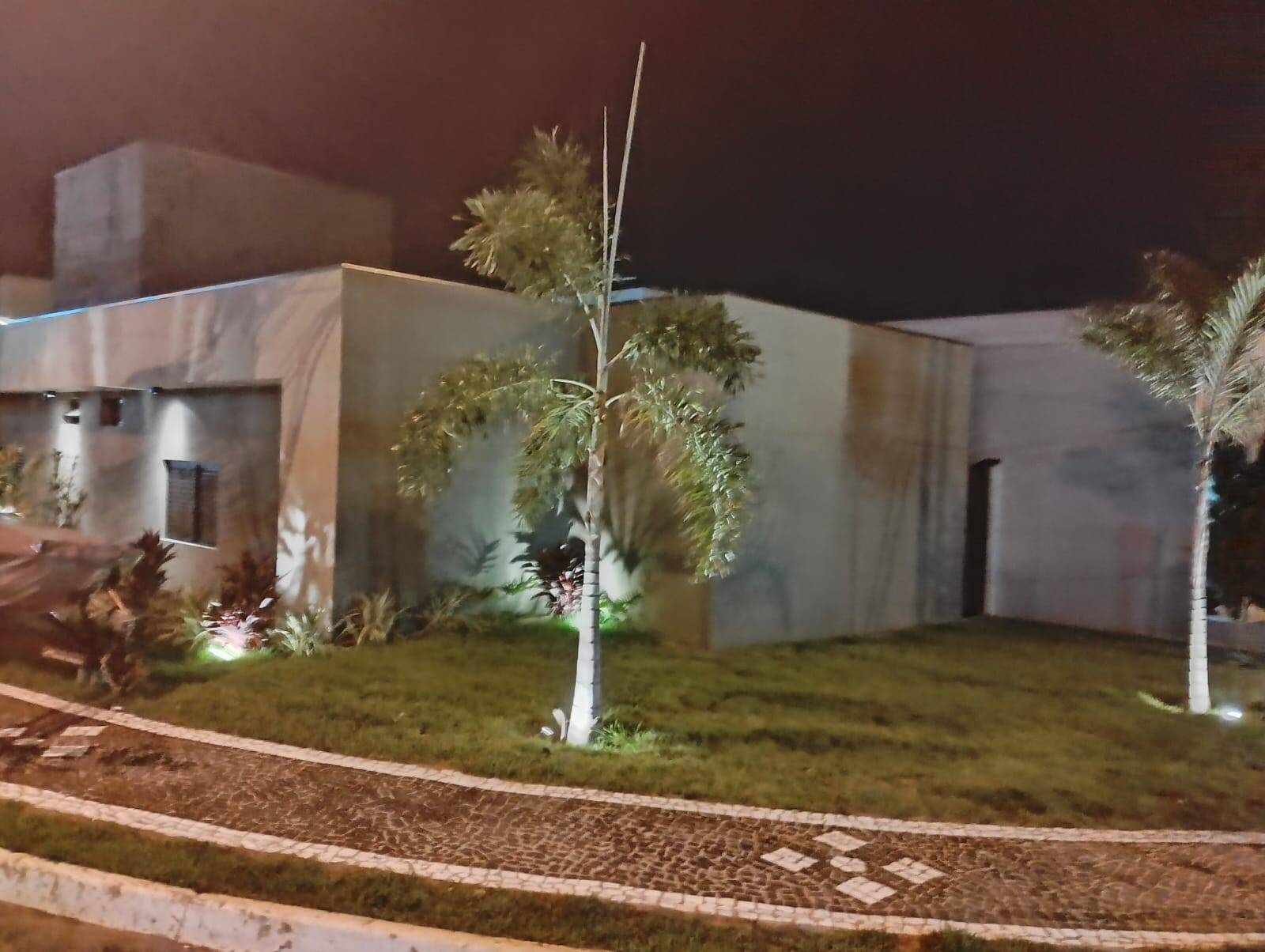 Casa à venda com 3 quartos, 228m² - Foto 1