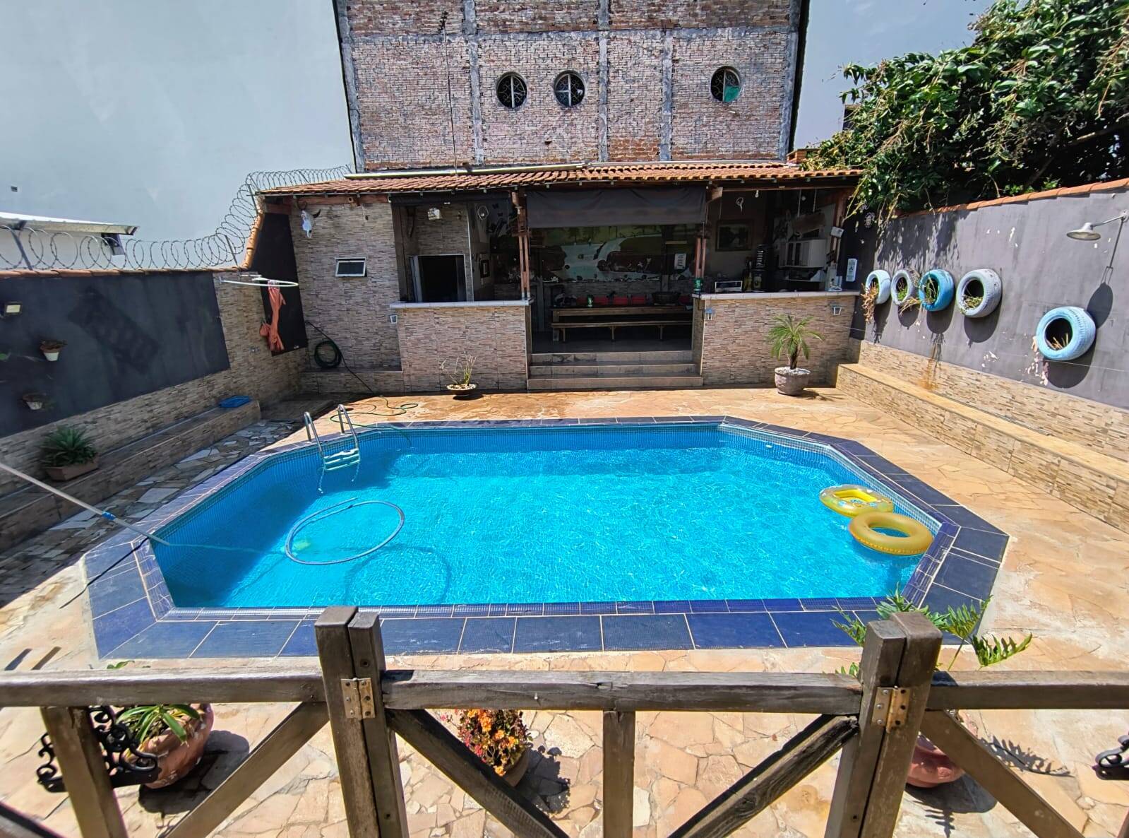 Casa à venda com 3 quartos, 162m² - Foto 1
